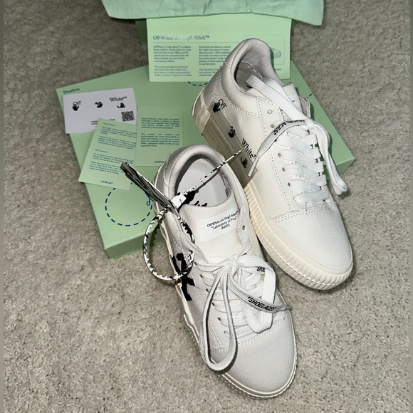 OFF WHITE - Picture 7 of 8